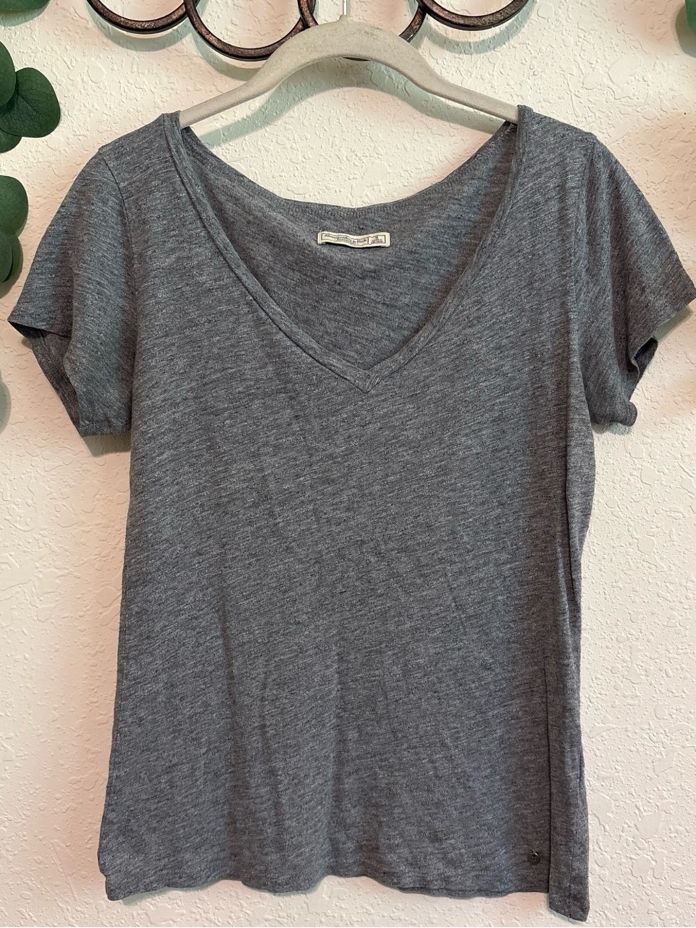 Abercrombie & Fitch Gray V-Neck T-Shirt✨